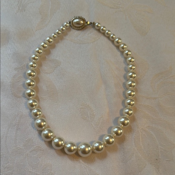 Jewelry - Cream Pearl Necklace with Graduated Design and Gold Clasp